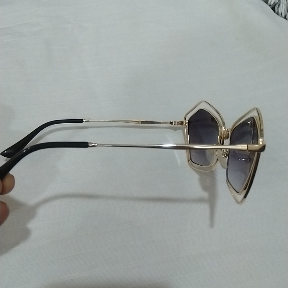 Stylish metallic women's sunglass with box - Picture 4 of 5